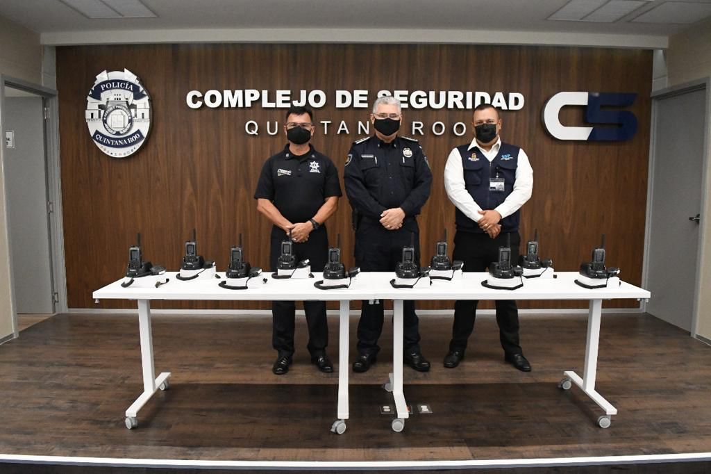 Entregan radios a Policías de la zona sur de Quintana Roo. NVC