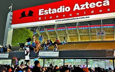 Asistentes al evento en el Estadio Azteca se brincan la entrada. Haaron Álvarez